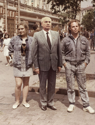 Художник Яков Пульнов (на фото справа) в Москве, на Арбате. 1992 год